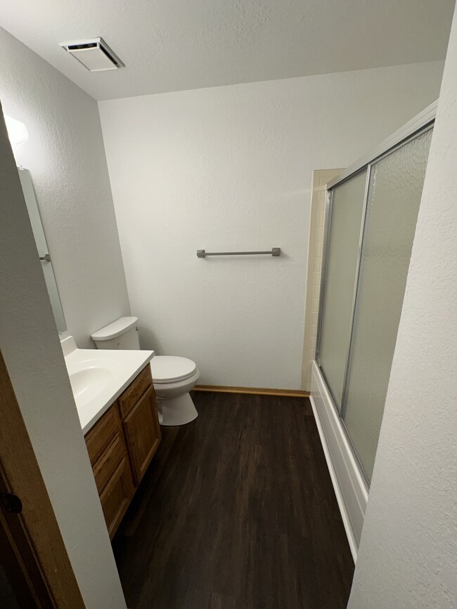 Upstairs Bathroom - 5507 Fiesta Ln