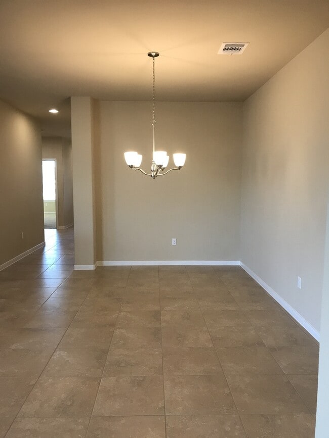 Building Photo - FIVE BEDROOM, THREE BATH 1-STORY HOME