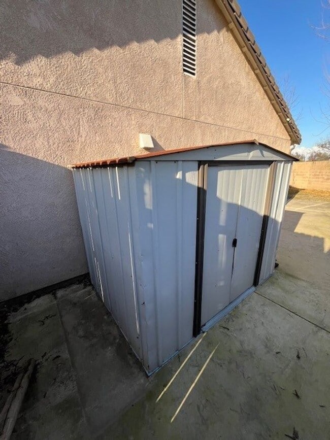 Building Photo - 402 N Amador St