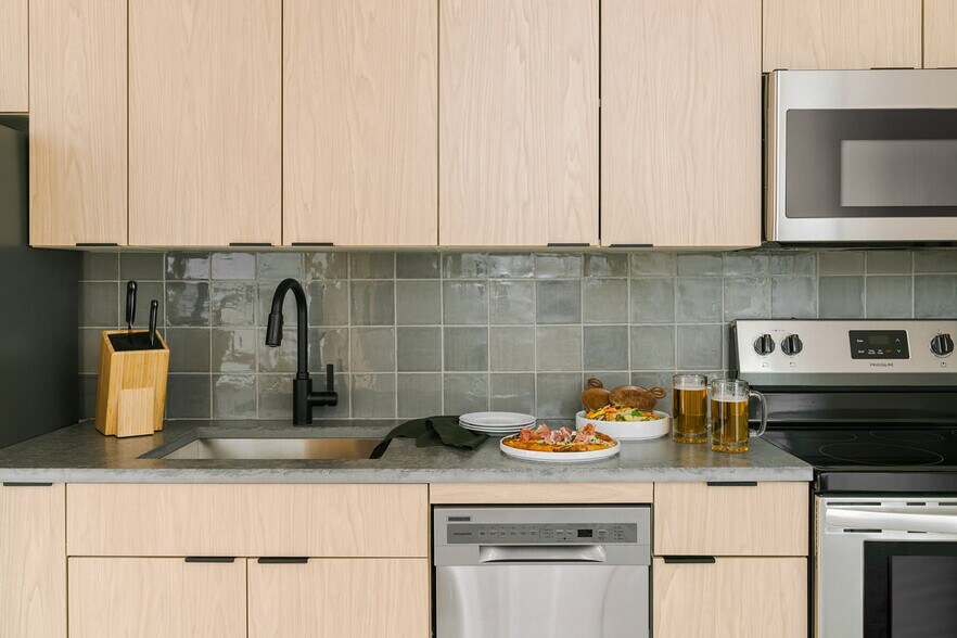 Building Photo - 555 W Jackson Blvd