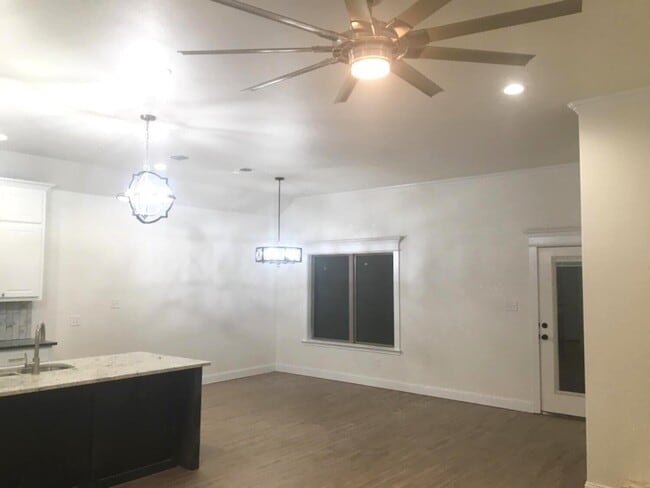 Building Photo - 1018 N Genoa Ave