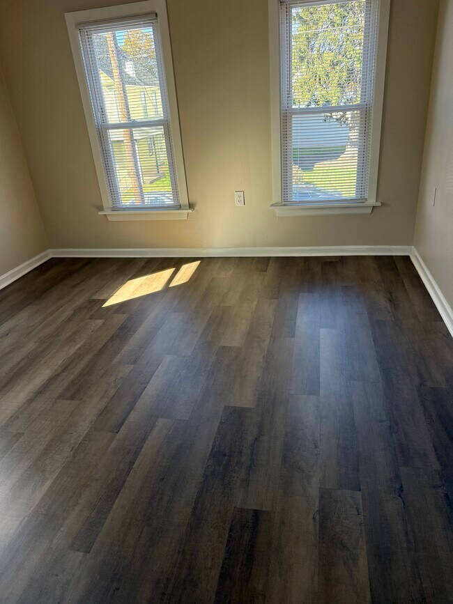 Building Photo - 402 4th St