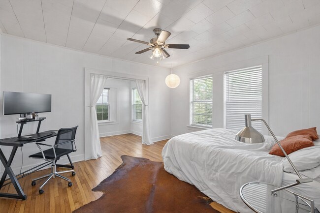 Building Photo - Cherrywood Duplex 7 Bedroom 4 Full Baths