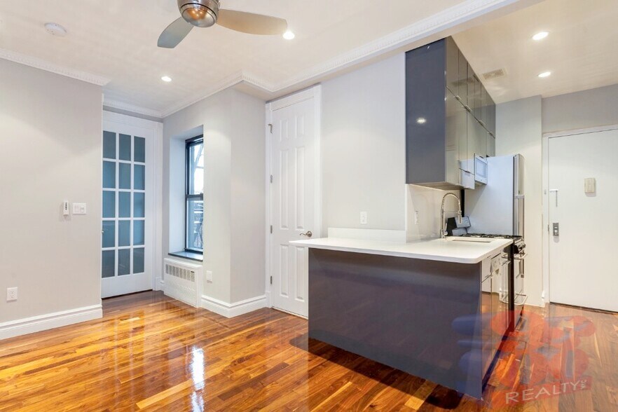 Primary Photo - 1590 Lexington Ave