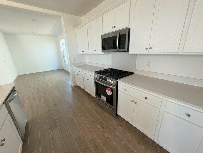 Building Photo - 1053 Traverse Dr S