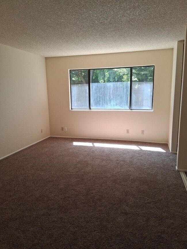 Building Photo - Newer Centrally Located Beauty!