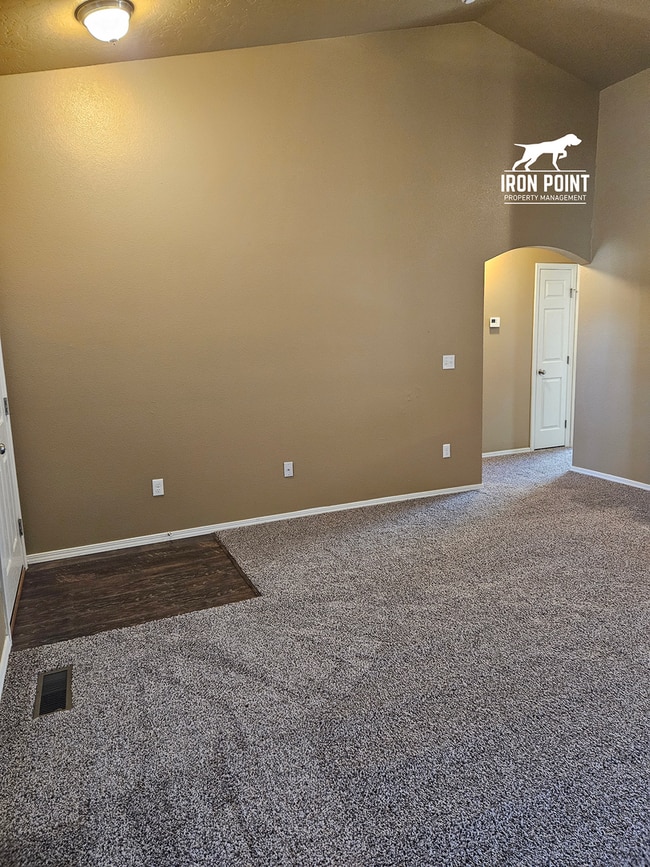 Building Photo - 3bed/2bath home w/bonus room, 2 car garage, fenced yard, and landscaping included.