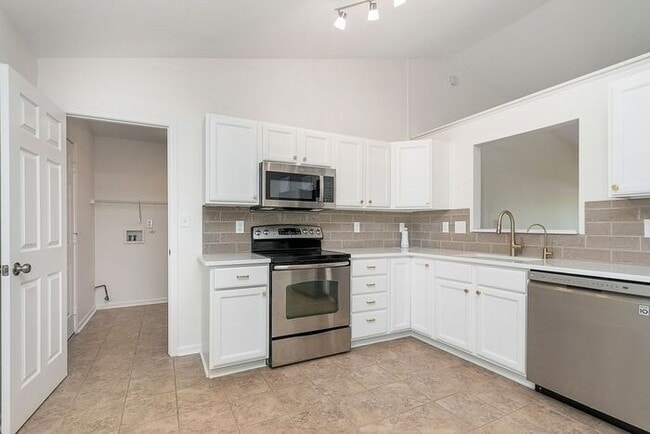 Building Photo - Updated 3 Bedroom Ranch on a Cul-De-Sac in...