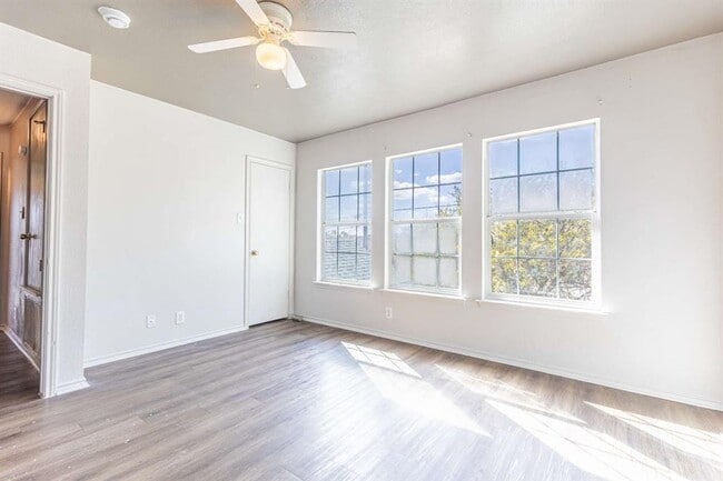 Building Photo - 1422 Meadow Pkwy