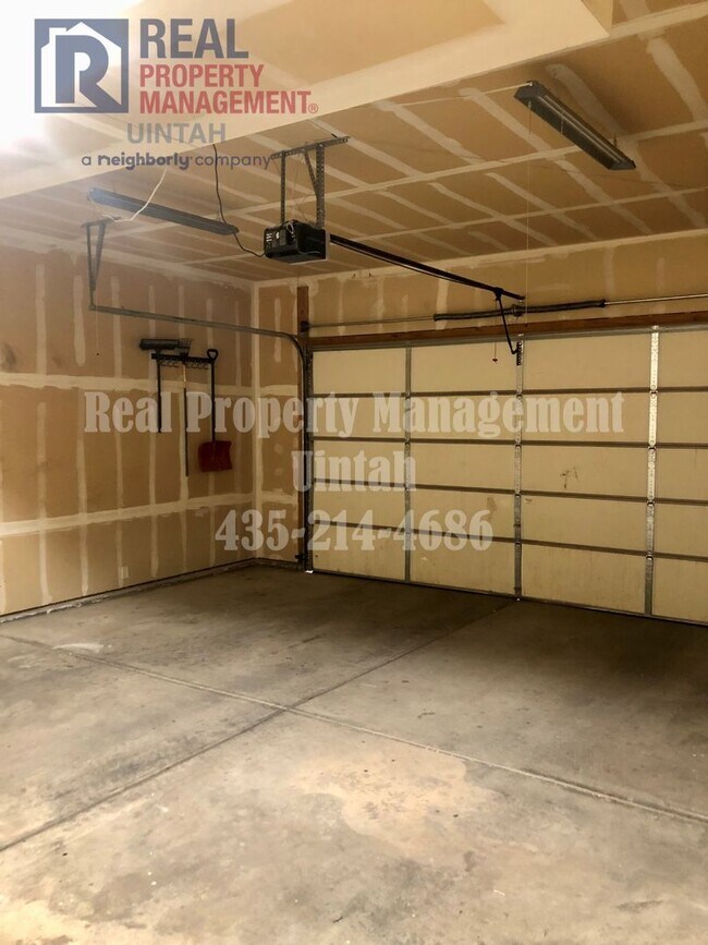 Building Photo - 3 Bed 2.5 Bath Townhome in Split Mountain.