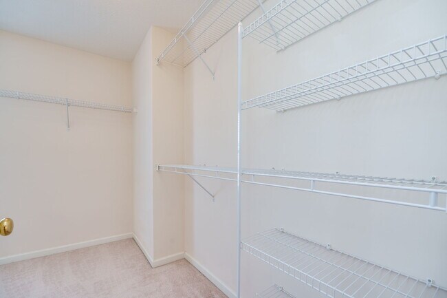 Building Photo - 2233 Oakbrook Blvd