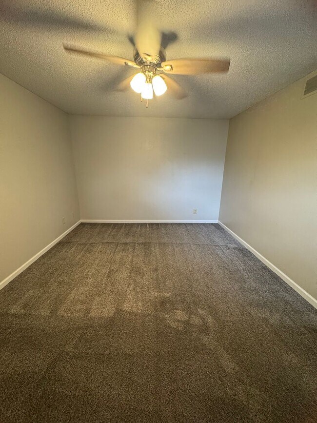 Building Photo - 4 bed 3.5 bath duplex