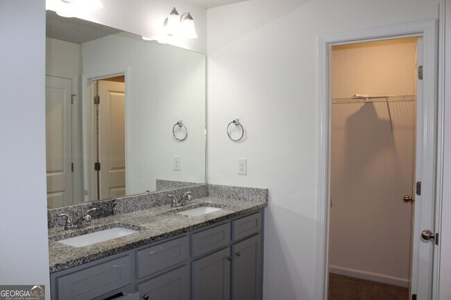 Building Photo - 9220 Golfview Cir
