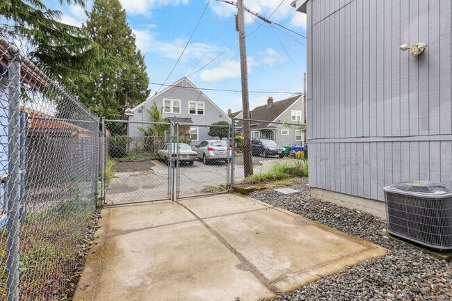 Building Photo - 5530 N Haight Ave