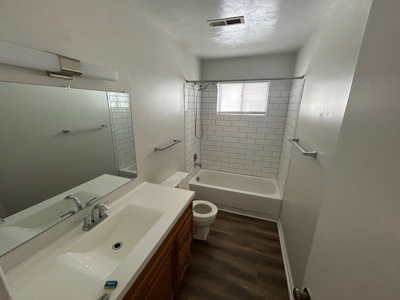 Building Photo - 426 Walnut Ave SE