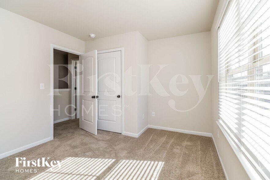 Building Photo - 5768 Woodside Crossing