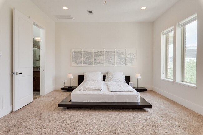 Building Photo - 5429C Hidalgo St