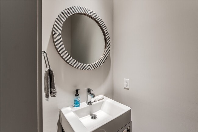 Building Photo - 1004 California St