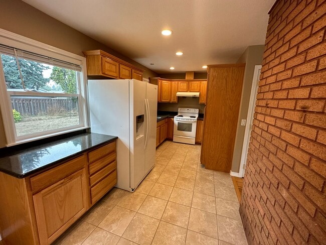 Building Photo - Perfect 4 Bed 2 Bath w/ Finished Basement ...