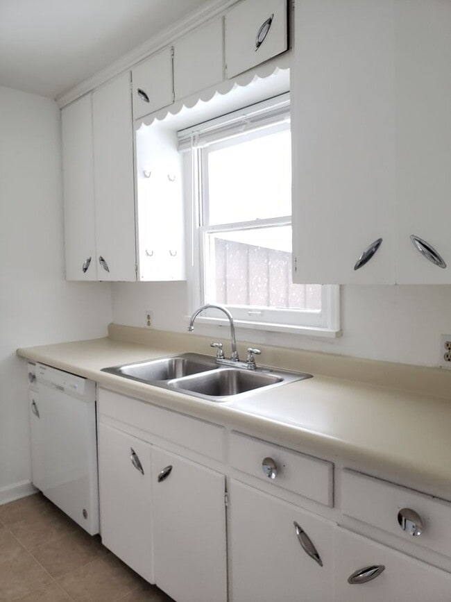 Building Photo - Pet Friendly 2 Bedroom Home Available Soon!