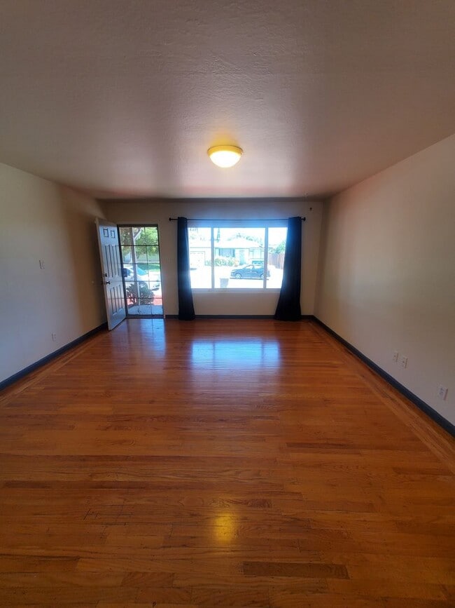 Building Photo - Single story 3/2 w/ large "extra" room & l...