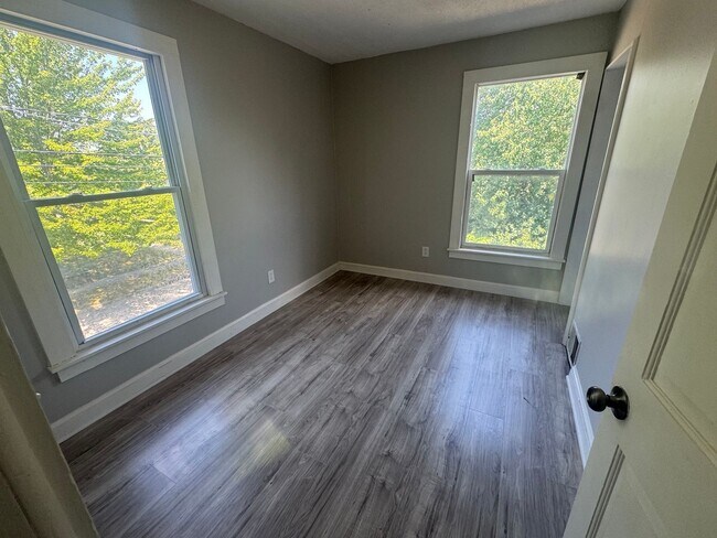 Building Photo - Single Family Home 4 Bedroom and 1 Bath