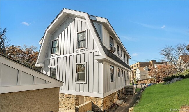 Building Photo - 200 Main St