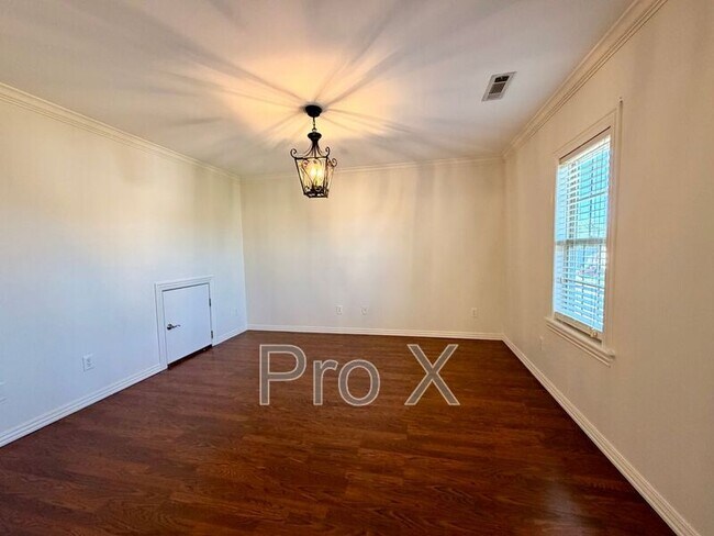 Building Photo - 1500 NE Dysart Woods Ln