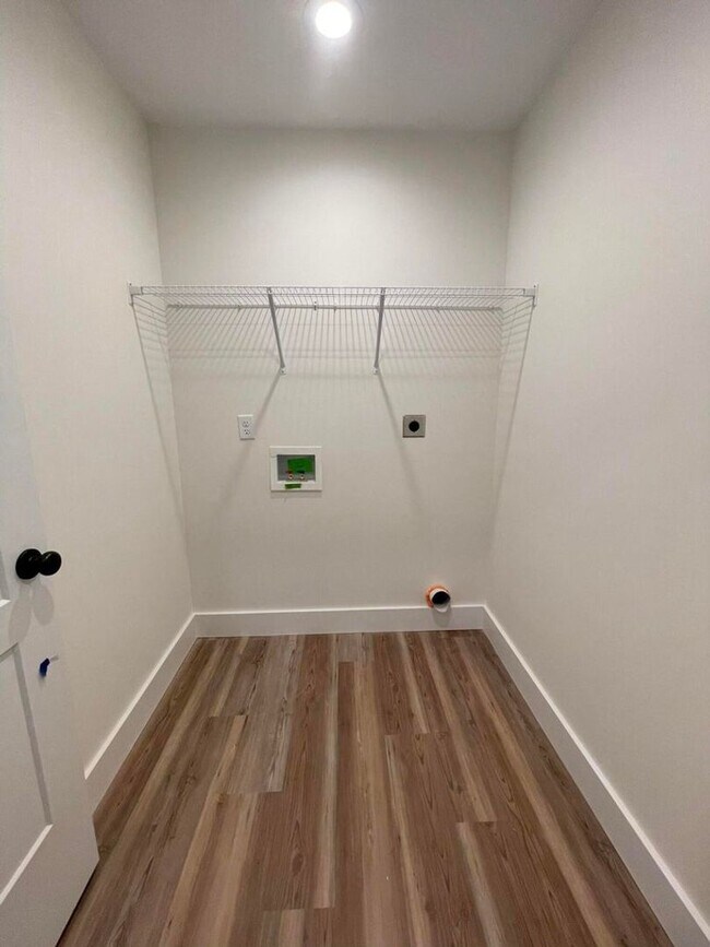 Building Photo - 213/215 Wyldwood