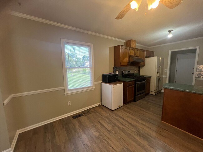 Building Photo - Centrally Located 3 Bedroom House