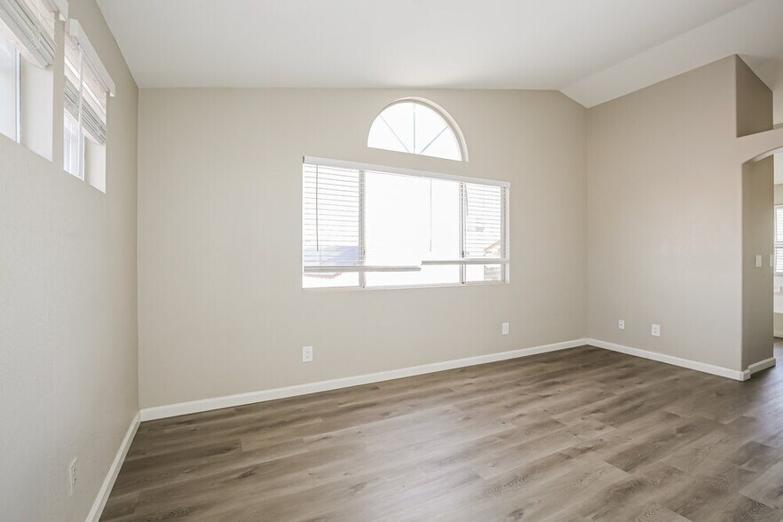Building Photo - 1832 Fan Fare Dr