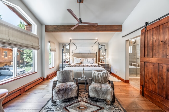 Building Photo - 198 Country Club Dr