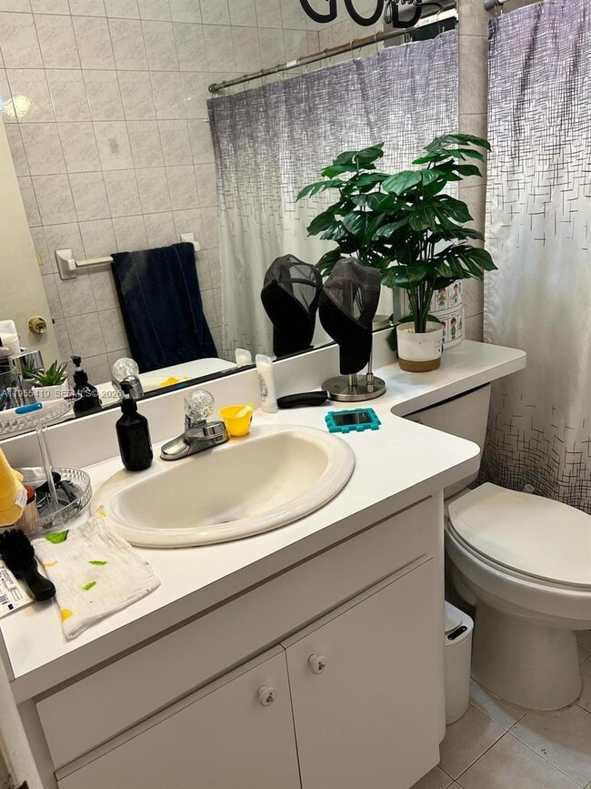 Building Photo - 1560 W 46th St