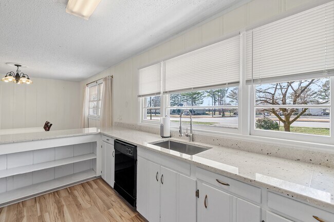Building Photo - 8009 Whitesburg Dr
