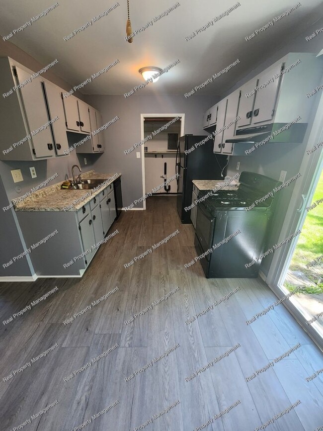 Building Photo - Updated 2 Bedroom