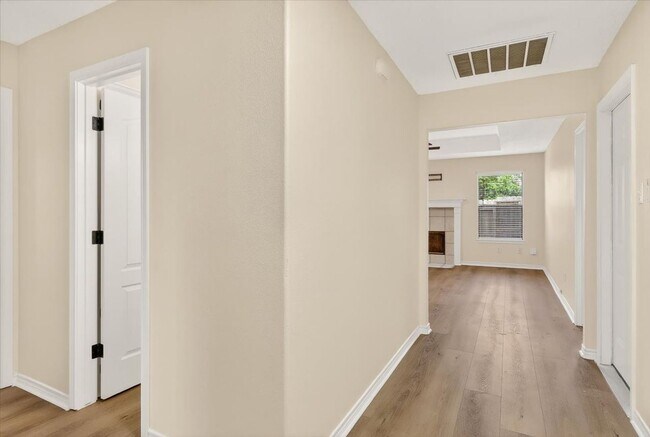 Building Photo - 4453 Lake George Dr