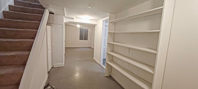 Building Photo - Sunlit 2 Bed 1 Bath, 3 Level Townhome in S...