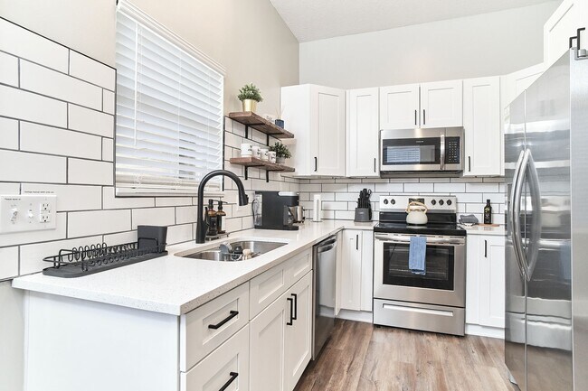 Building Photo - Fully Furnished 2BD Duplex in the Heart of...