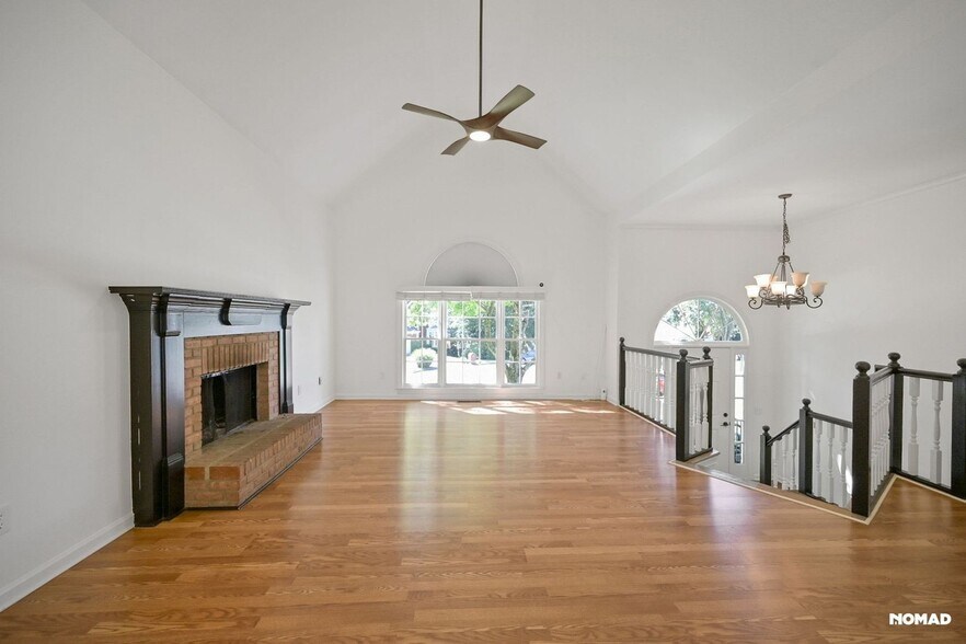 Building Photo - 875 Secret Cove Dr NE