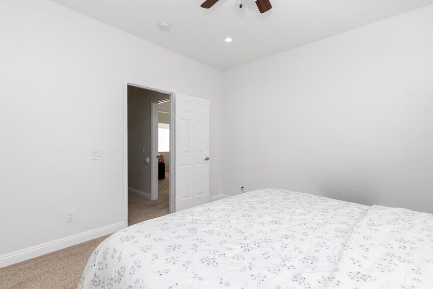 Building Photo - 8755 E Garden View Dr