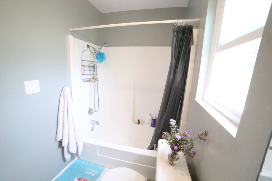 Second Bath - 3512 Del Amo Blvd