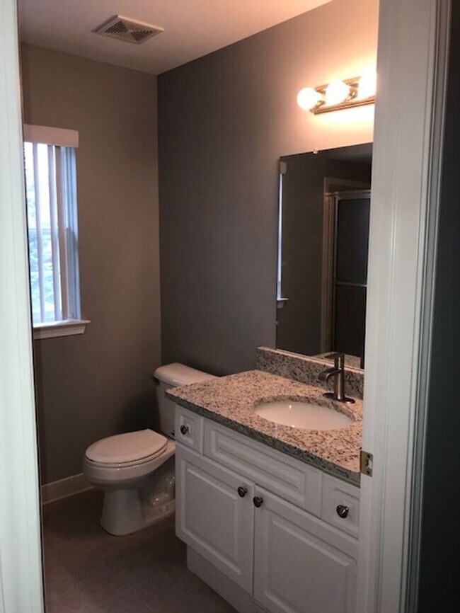Building Photo - Beautiful 2 bedroom 2 bathroom Condo in Sl...