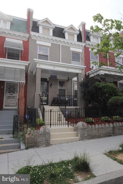 Building Photo - 1932 Summit Pl NE