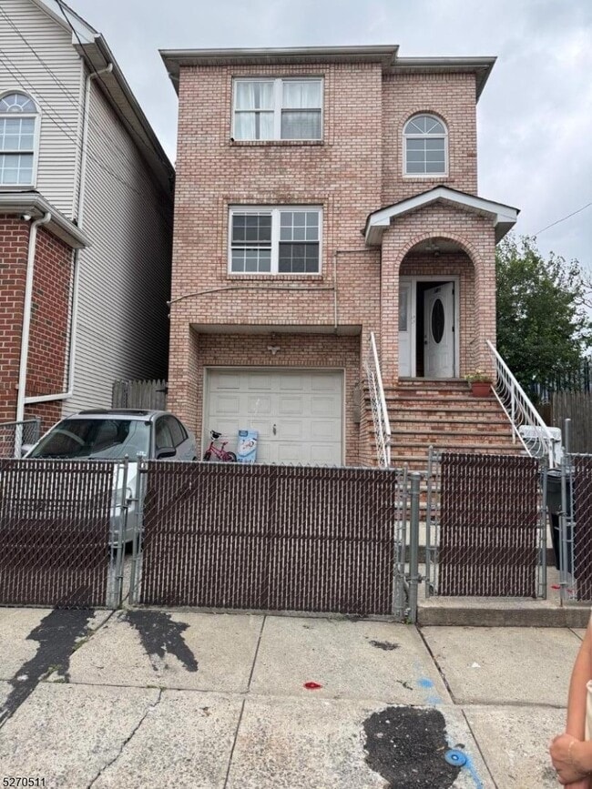 Primary Photo - 338 Bond St