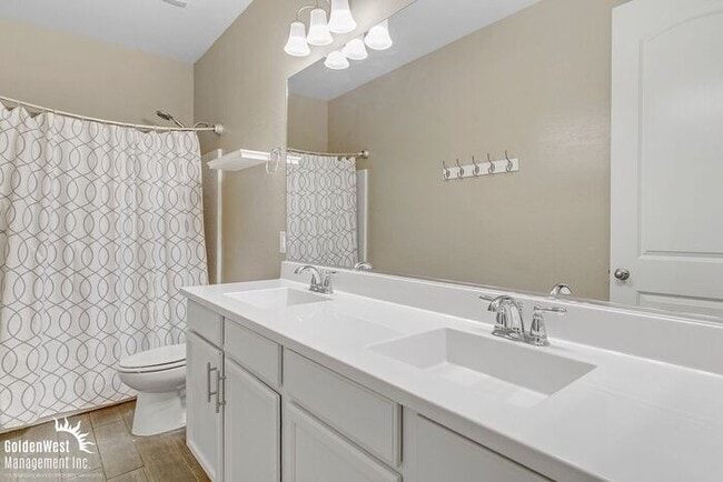 Building Photo - Beautiful 4Bdm 2Ba Two-Story Home with Poo...