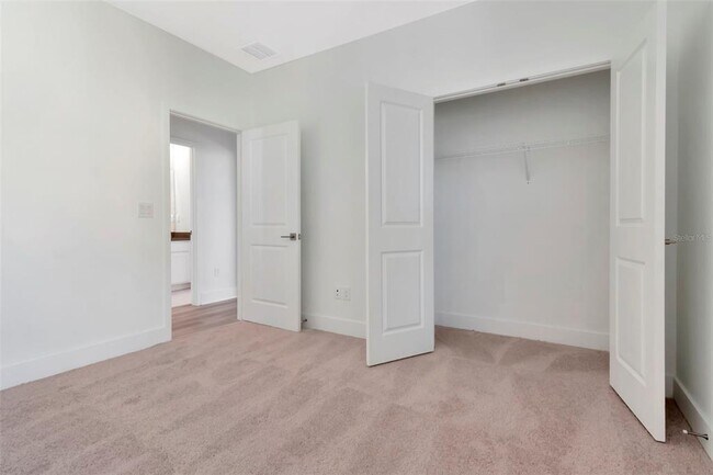 Building Photo - 402 E Oak Ave