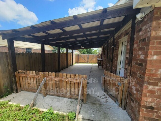 Building Photo - 3737 Woodcock Dr