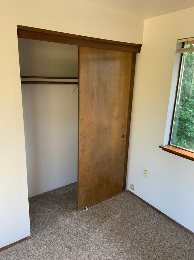 Building Photo - 2955 NW Glenridge Dr