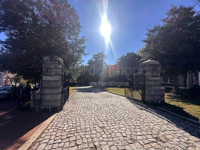 Building Photo - 728 S Pine St