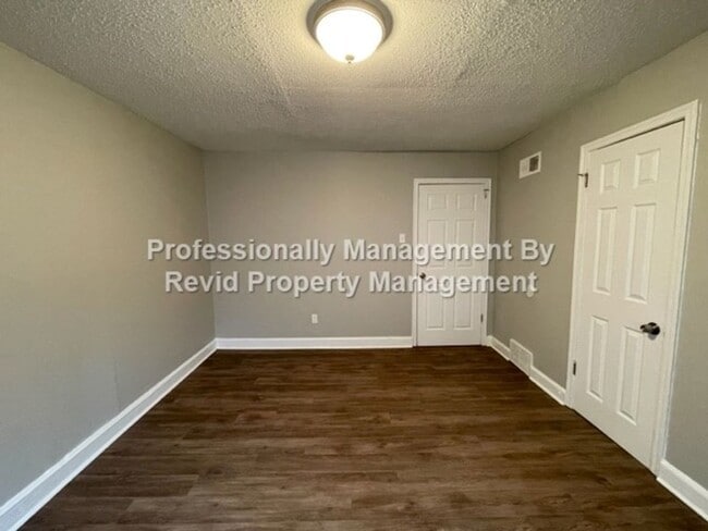 Building Photo - 170 Eastview Dr